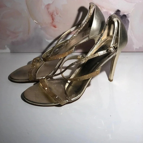 ! Stuart Weitzman
Gold Surreal Jewel-detailed Crisscross Sandal -- Size … - Picture 2 of 7
